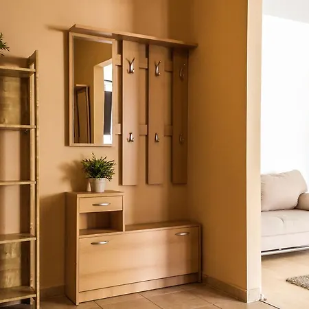 Dnd, Kun Apartments, Keleti Railway Station