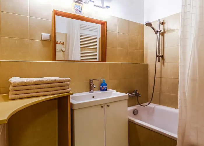 Dnd, Kun Apartments, Keleti Railway Station
