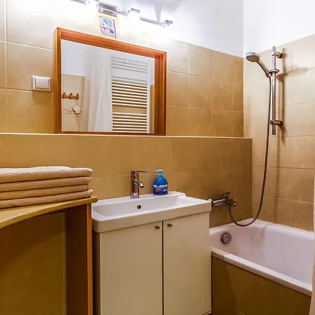 Dnd, Kun Apartments, Keleti Railway Station