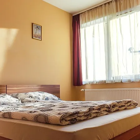 Dnd, Kun Apartments, Keleti Railway Station